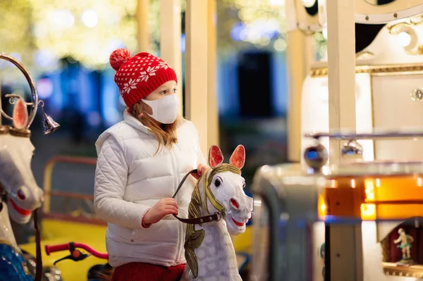 Crianças Feira Natal Com Máscara Facial Criança Mercado Tradicional Natal — Fotografia de Stock