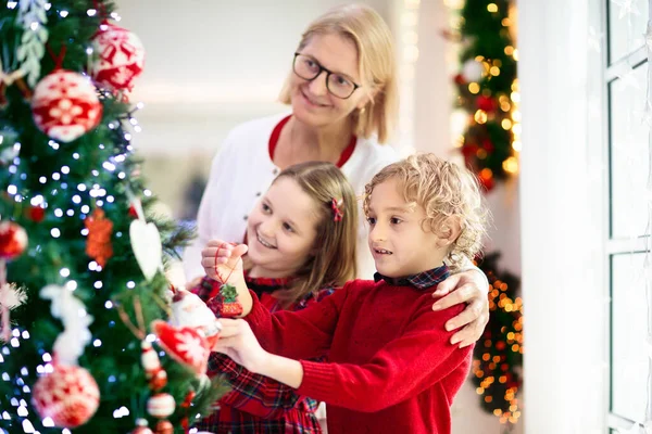 Kind Schmückt Weihnachtsbaum Hause Kleine Jungen Und Mädchen Mit Weihnachtsschmuck — Stockfoto