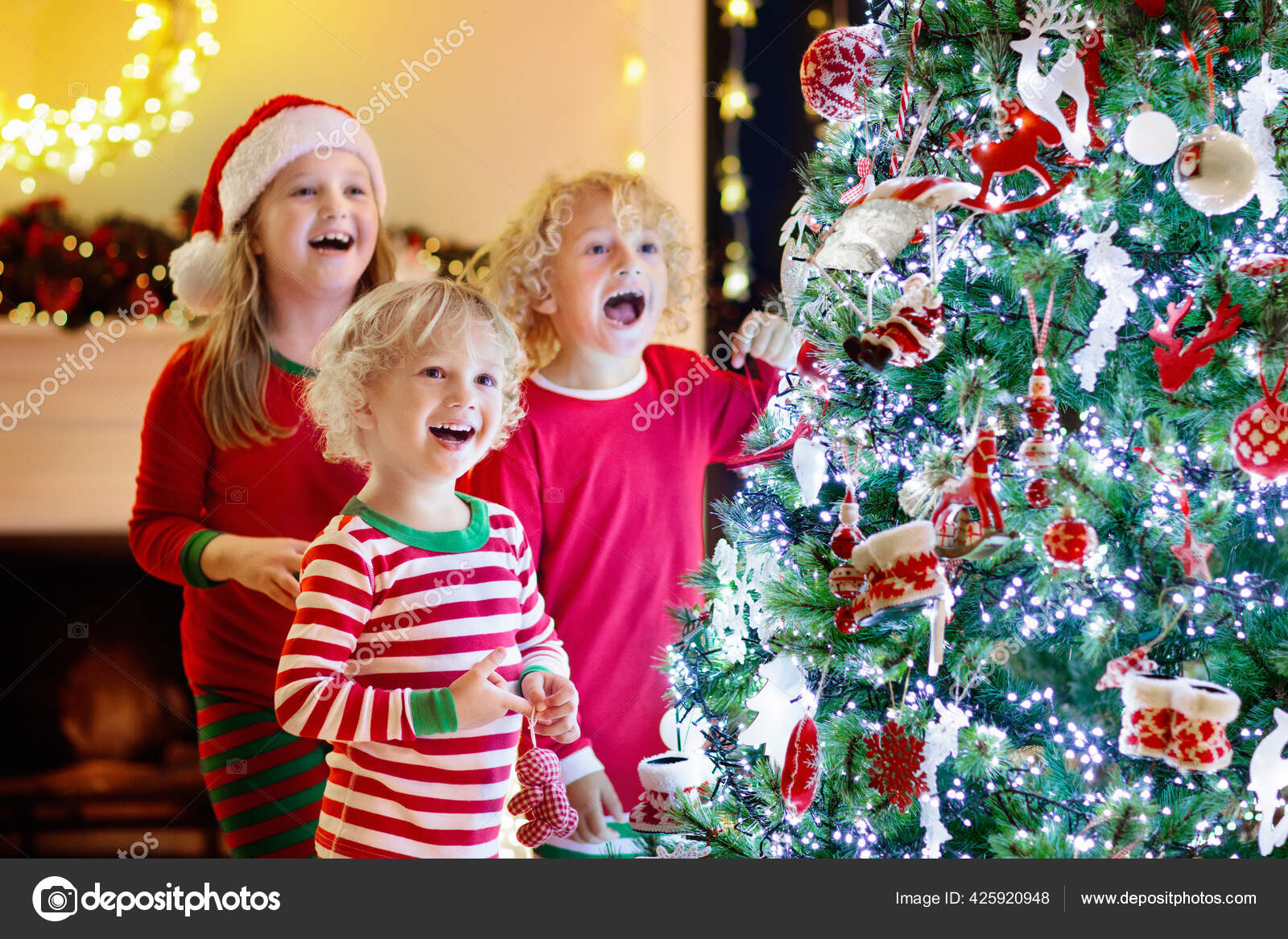   1 Décembre.Bientôt noël . - Page 2 Depositphotos_425920948-stock-photo-child-decorating-christmas-tree-home