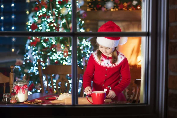 Kinder Backen Weihnachtsplätzchen Kamin Und Schmücken Den Baum Kinder Backen — Stockfoto