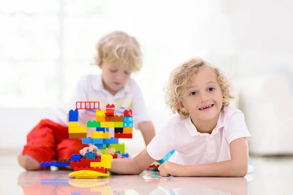 Criança Brincando Com Blocos Brinquedo Coloridos Crianças Brincam Com Tijolos — Fotografia de Stock