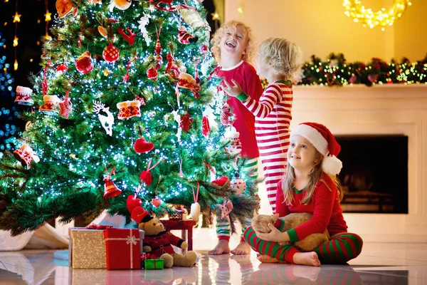 Criança Decorando Árvore Natal Casa Menino Menina Pijama Com Ornamento — Fotografia de Stock