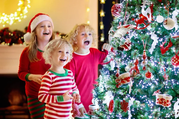 Barn Dekorera Julgran Hemma Liten Pojke Och Flicka Pyjamas Med — Stockfoto