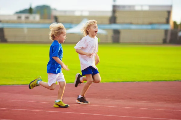 Bambino Che Corre Allo Stadio Bambini Corrono Sulla Pista All — Foto Stock