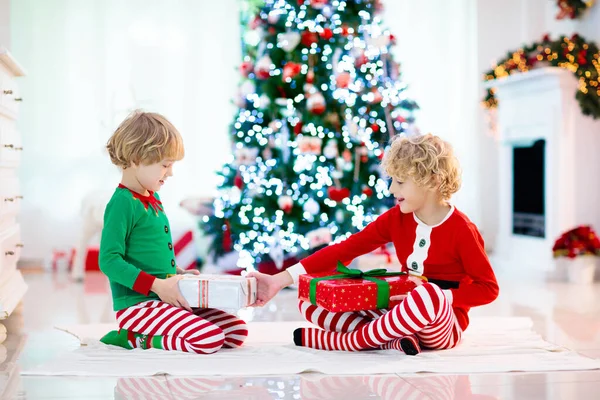 Enfants Sapin Noël Cheminée Veille Noël Famille Avec Enfants Célébrant — Photo