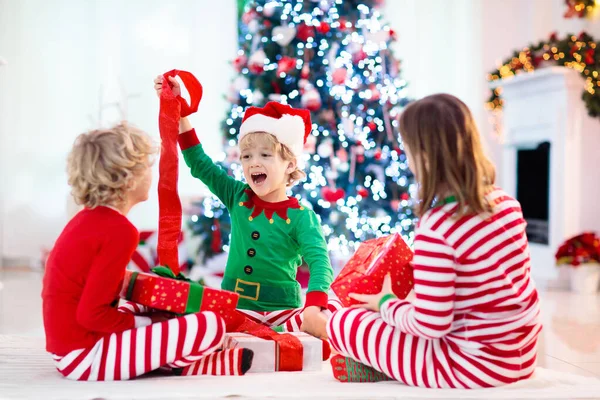 Crianças Árvore Natal Lareira Véspera Natal Família Com Crianças Comemorando — Fotografia de Stock