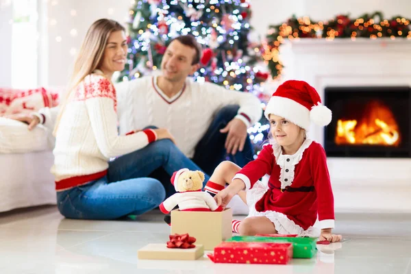 Rodzina Świętuje Boże Narodzenie Rodzice Dzieci Zdobią Choinkę Otwierają Prezenty — Zdjęcie stockowe