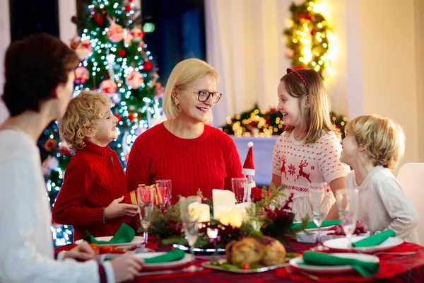 Οικογένεια Παιδιά Που Τρώνε Χριστουγεννιάτικο Δείπνο Στο Τζάκι Και Διακοσμημένο — Φωτογραφία Αρχείου