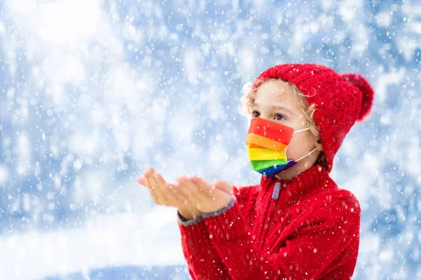 Menino Mascarado Brincar Parque Inverno Neve Crianças Usam Máscara Protectora — Fotografia de Stock