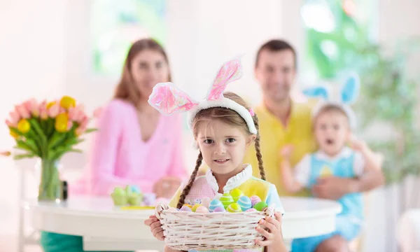 Mère Père Enfants Colorent Les Œufs Pâques Maman Papa Petite — Photo