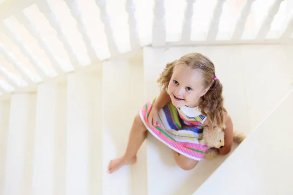 Niño Caminando Escaleras Casa Blanca Niña Jugando Una Escalera Soleada —  Fotos de Stock