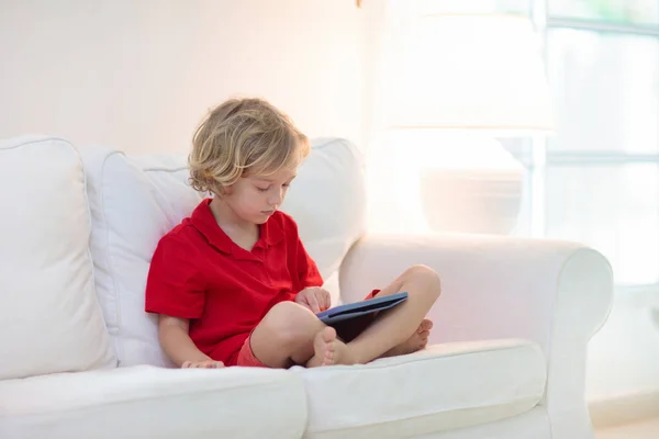 Niño Con Tableta Los Niños Estudian Línea Dispositivo Electrónico Para —  Fotos de Stock