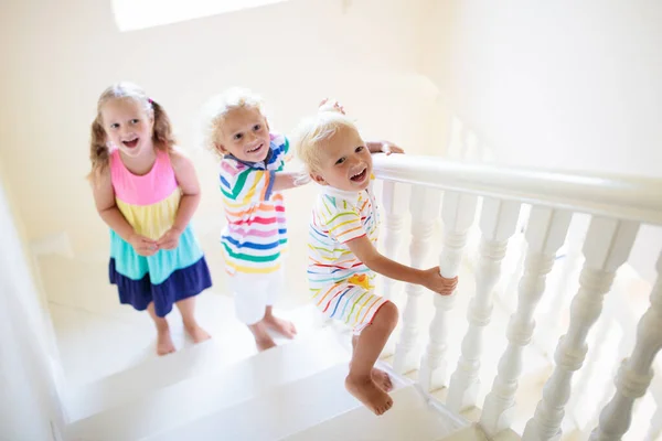 Kinder Gehen Treppen Weißen Haus Kinder Spielen Sonnigen Treppenhaus Familie — Stockfoto