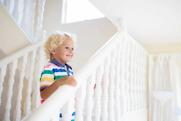 Kid Walking Stairs White House Little Boy Playing Sunny Staircase — Stock Photo, Image