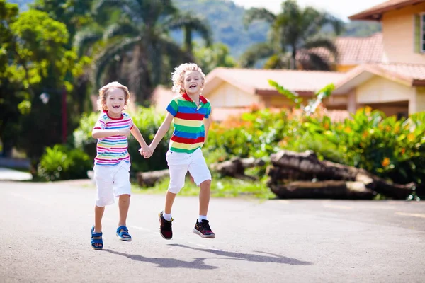 Niños Corriendo Los Niños Corren Calle Suburbios Ciudad Soleado Día — Foto de Stock