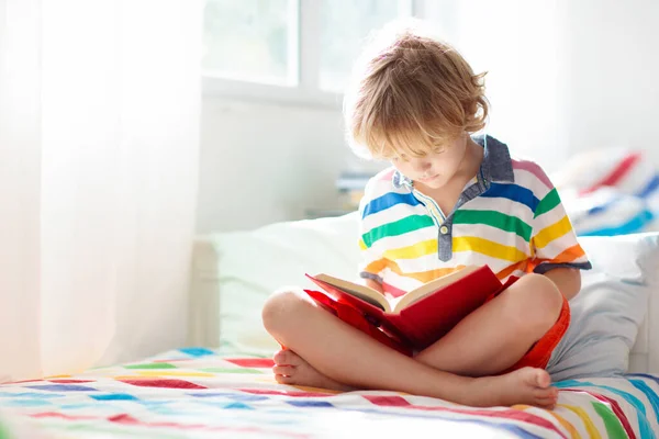 Barnbok Säng Vitt Soligt Sovrum Med Fönster Barn Läser Böcker — Stockfoto