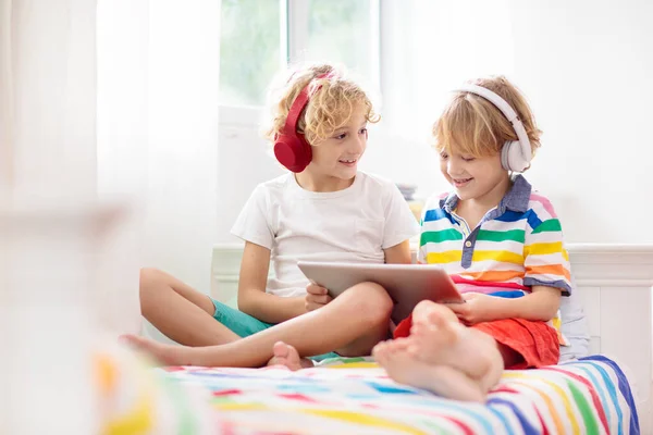 Bambino Con Tablet Bambini Studiano Online Dispositivo Elettronico Apprendimento Studio — Foto Stock