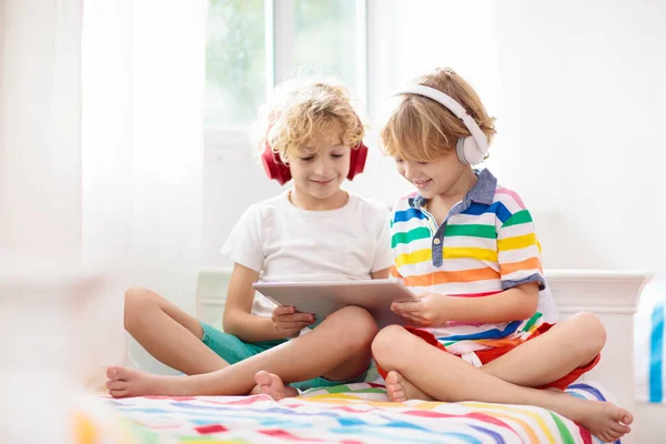 Criança Com Computador Tablet Crianças Estudam Online Dispositivo Eletrônico Para — Fotografia de Stock