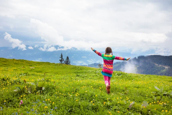 Kinder Beim Wandern Den Alpen Kinder Betrachten Schneebedeckte Berge Österreich — Stockfoto