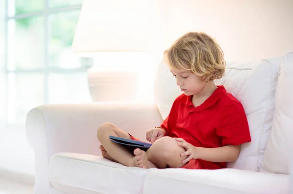 Enfant Avec Tablette Les Enfants Étudient Ligne Dispositif Électronique Pour — Photo