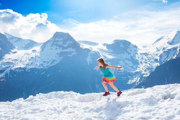 在奥地利阿尔卑斯山徒步旅行的儿童 在春天里温暖的阳光下 雪中的孩子们爬上了山顶 暑假家庭度假 小女孩踏上了登顶之路 户外运动 — 图库照片