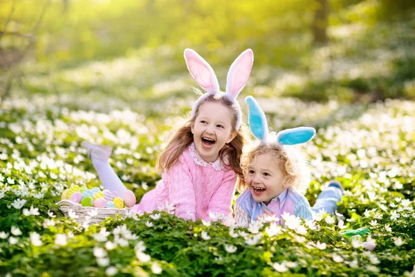Caza Huevos Pascua Jardín Primavera Niños Busca Coloridos Huevos Dulces — Foto de Stock