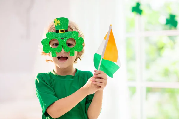 Familie Viert Patrick Day Ierse Vakantie Cultuur Traditie Kinderen Dragen — Stockfoto