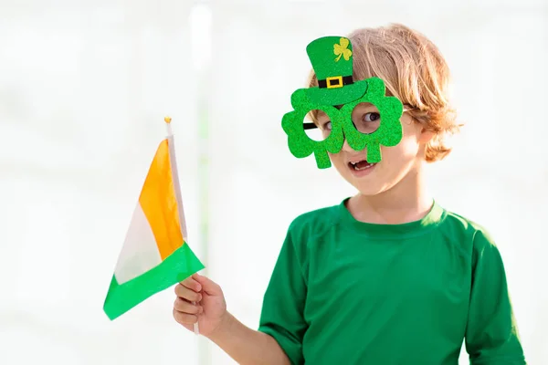 Famille Célébrant Saint Patrick Vacances Culture Tradition Irlandaises Les Enfants — Photo