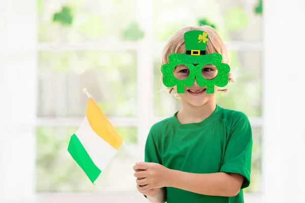 Familie Viert Patrick Day Ierse Vakantie Cultuur Traditie Kinderen Dragen — Stockfoto