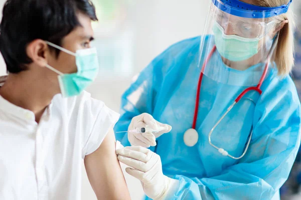 Inyección Vacuna Contra Coronavirus Consultorio Médico Vacunación Covid Hospital Doctor —  Fotos de Stock