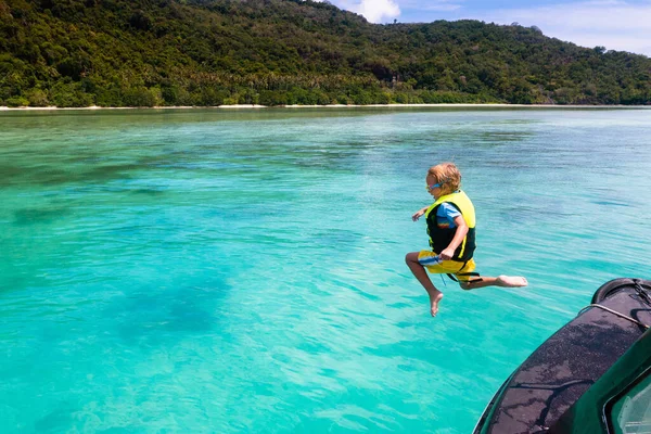 子供たちは海に飛び込む 透明な水でエキゾチックな熱帯の島の子供とヨットの休暇 ビーチや楽しい泳ぐ 子供と一緒にセーリングやクルーズ ボートで夏休み 小さな男の子が泳いで — ストック写真