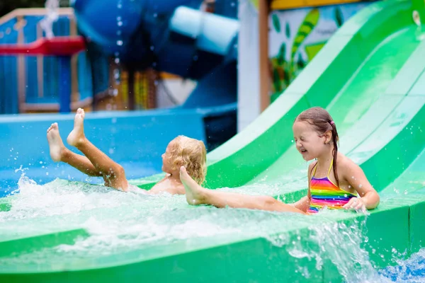 Barn Leker Vattenpark Barn Vattenlekplats Tropisk Nöjespark Liten Flicka Och — Stockfoto