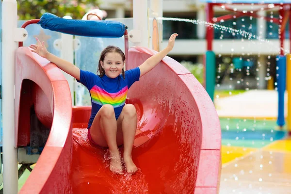 Crianças Toboágua Parque Aquático Crianças Divertindo Escorregas Água Férias Verão — Fotografia de Stock