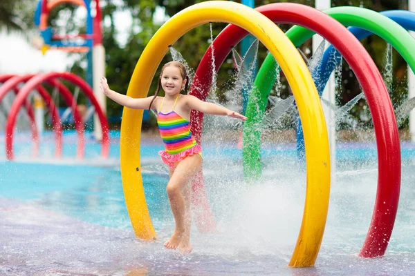 子供たちはアクアパークで遊ぶ 熱帯遊園地のウォーター遊び場の子供たち スイミングプールの女の子 アジアの夏休みにウォータースライダーで遊ぶ子供たち 若い子供のための水着 — ストック写真