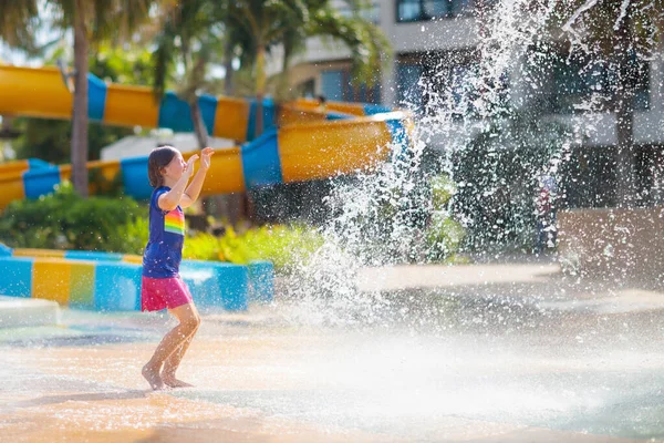 Dítě Hraje Pod Kbelíkem Aquaparku Děti Hrají Kýblem Odpadky Rodinná — Stock fotografie