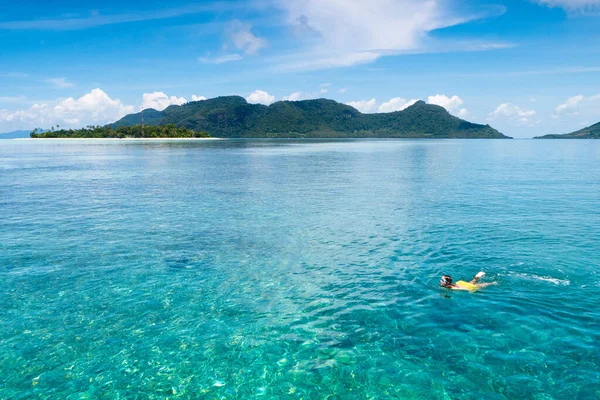 Kinderen Snorkelen Strandplezier Kinderen Snorkelen Tropische Zee Familie Zomervakantie Exotisch — Stockfoto