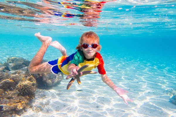 Snorkel Infantil Miúdos Nadam Debaixo Água Praia Mar Férias Verão — Fotografia de Stock