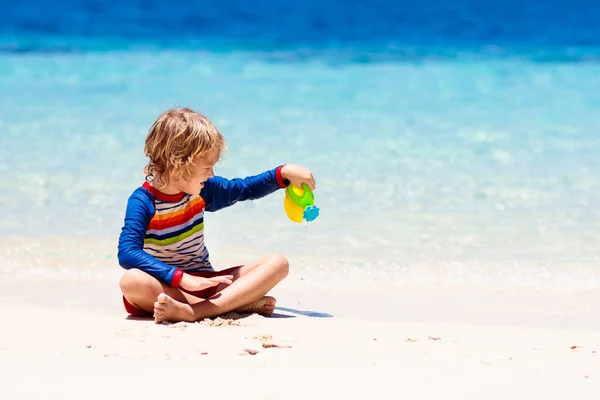 孩子们在热带海滩玩耍 孩子们在暑假时在海上游泳和玩耍 沙子和水的乐趣 防晒幼儿 小男孩在海滨跑来跑去 — 图库照片