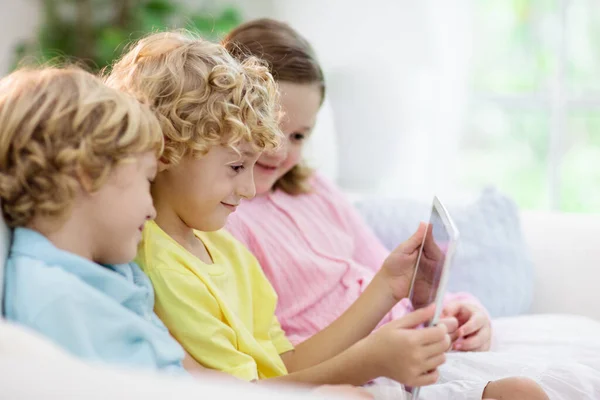 Enfants Avec Téléphone Portable Enfant Avec Tablette Informatique Regardant Film — Photo