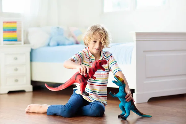 Barn Leker Med Färgglada Leksaksdinosaurier Leksaker För Barn Liten Pojke — Stockfoto