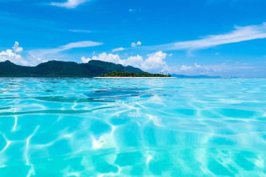 Hindistan cevizi palmiyeli tropik bir ada. Kumsal ve deniz eğlencesi. Güzel kıyı şeridinin manzarası. Okyanus tatili. Cennette yaz. Asya 'ya git. Temiz su ve beyaz kum. Rüya gibi bir tatil yeri.