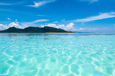 Hindistan cevizi palmiyeli tropik bir ada. Kumsal ve deniz eğlencesi. Güzel kıyı şeridinin manzarası. Okyanus tatili. Cennette yaz. Asya 'ya git. Temiz su ve beyaz kum. Rüya gibi bir tatil yeri.