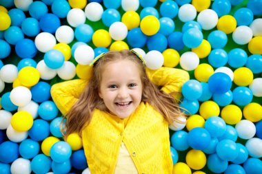 Çocuk top havuzunda oynuyor. Çocuklar için renkli oyuncaklar. Anaokulu ya da anaokulu oyun odası. Kreşteki küçük çocuk oyun parkında. Çocuklar için top havuzu. Aktif anaokulu öğrencisinin doğum günü partisi.