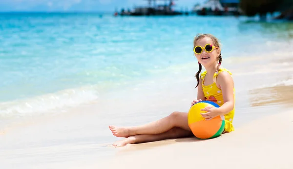 Kind Spielt Ball Tropischen Strand Kleines Mädchen Der Küste Sommerurlaub — Stockfoto