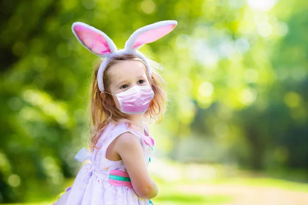 Little Girl Face Mask Having Fun Easter Egg Hunt Covid — Stock Photo, Image