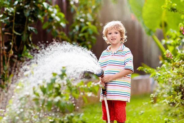 Niños Regando Flores Plantas Jardín Niño Con Manguera Agua Patio — Foto de Stock