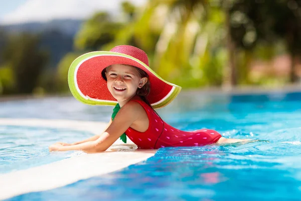 Bambino Piscina Vacanza Tropicale Famiglie Con Bambini Bambina Con Costume — Foto Stock