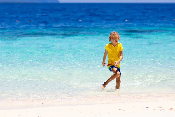 Crianças Brincando Praia Tropical Crianças Nadam Brincam Mar Nas Férias — Fotografia de Stock
