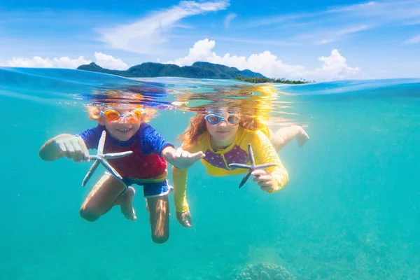 Barnsnorkling Barn Simmar Vattnet Strand Och Hav Sommarsemester Med Barn — Stockfoto