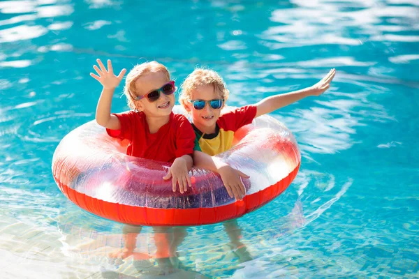 Les Enfants Jouent Dans Piscine Extérieure Station Tropicale Aide Baignade — Photo